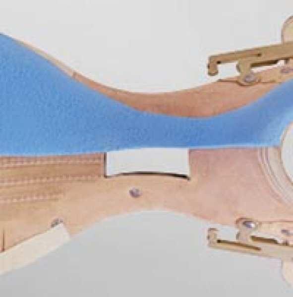 内蔵されたクイーンスペシャル機能は、サドルツリーのまたがる位置のある一部分を切り取り、 それがプレッシャーを軽減し快適でとても柔らかい仕上がりになっています。